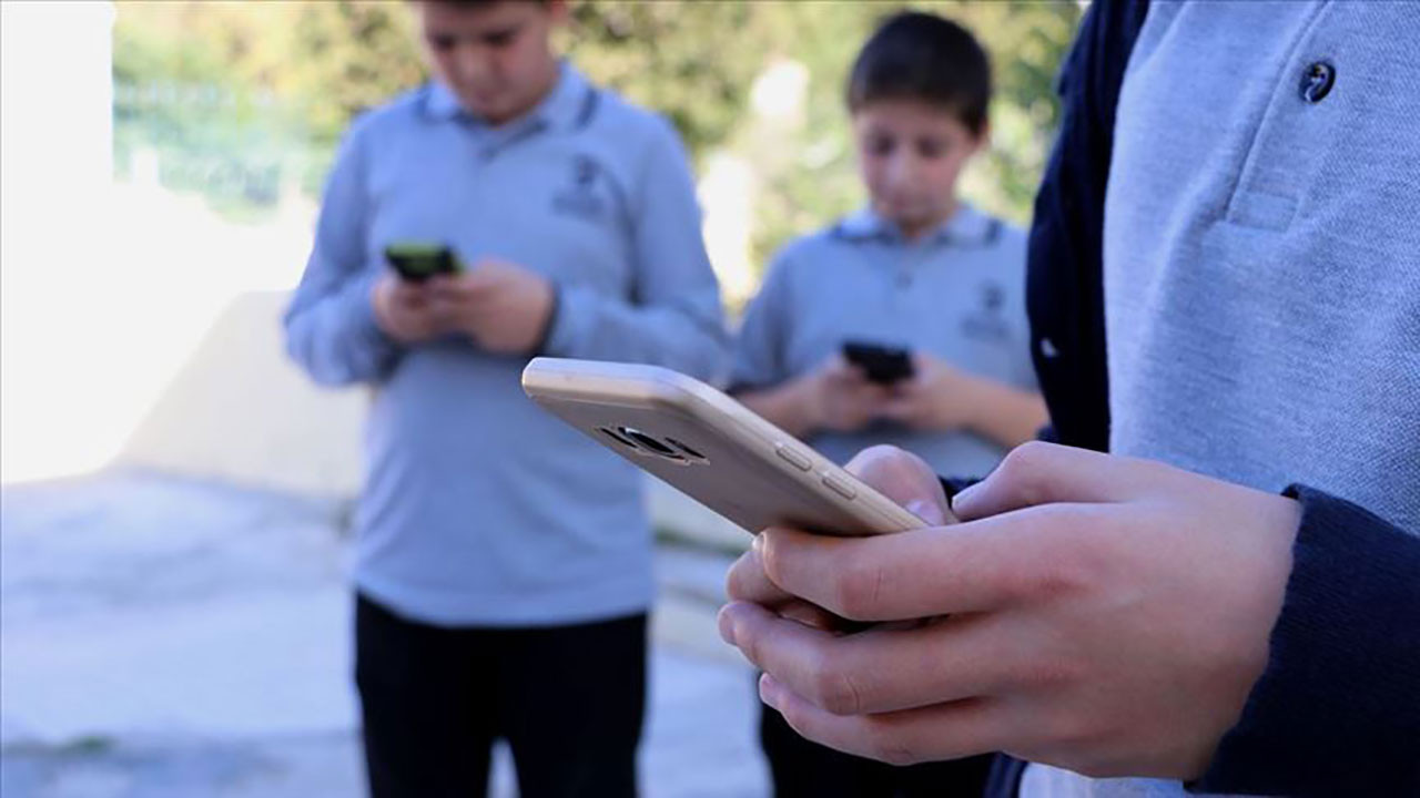 derste-telefon-kullanan-ogrencilere-uygulanacak-olan-yaptirimlar.jpg